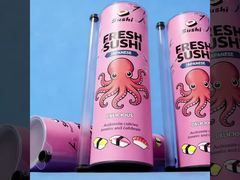 সয়া সস দিয়ে সুশি পেপার টিউব পুশ আপ করুন